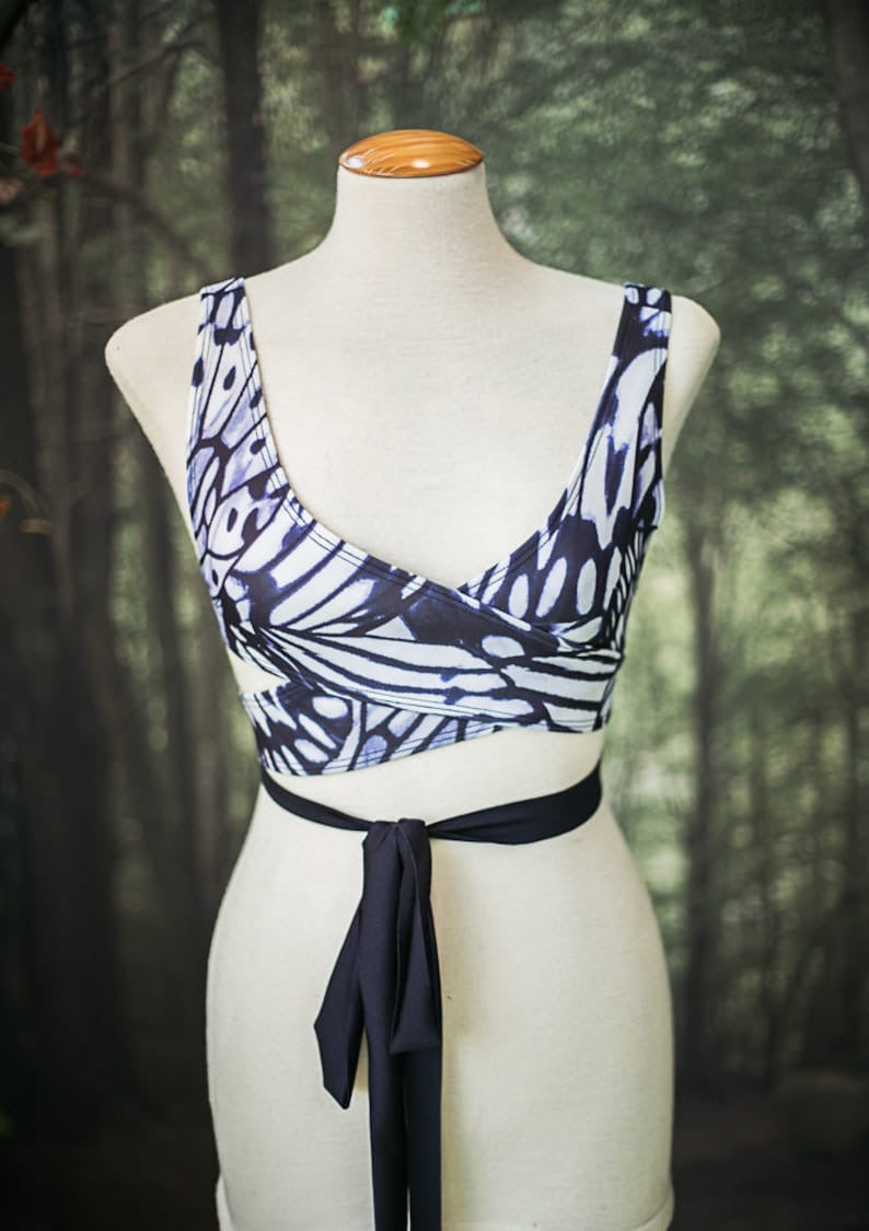 Top bikini mariposa blanca y negra de Costurero Real