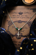 Collar Colgante Daga, Gargantilla Sencilla con Espada, color plateado y verde de Nebula x Craft