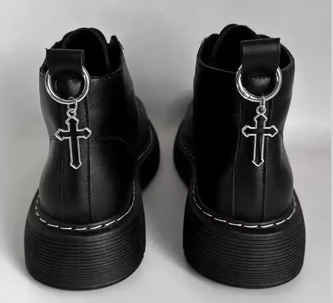 Argollas decoración botas tipo Dr. Martens de cruces