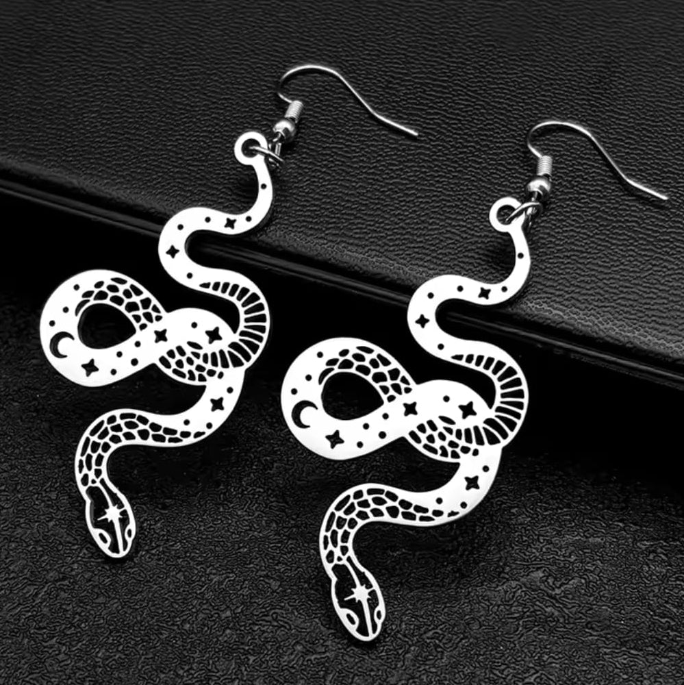 Pendientes de serpientes y estrellas