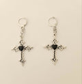 Pendientes góticos de cruces con brillantes corazón negro
