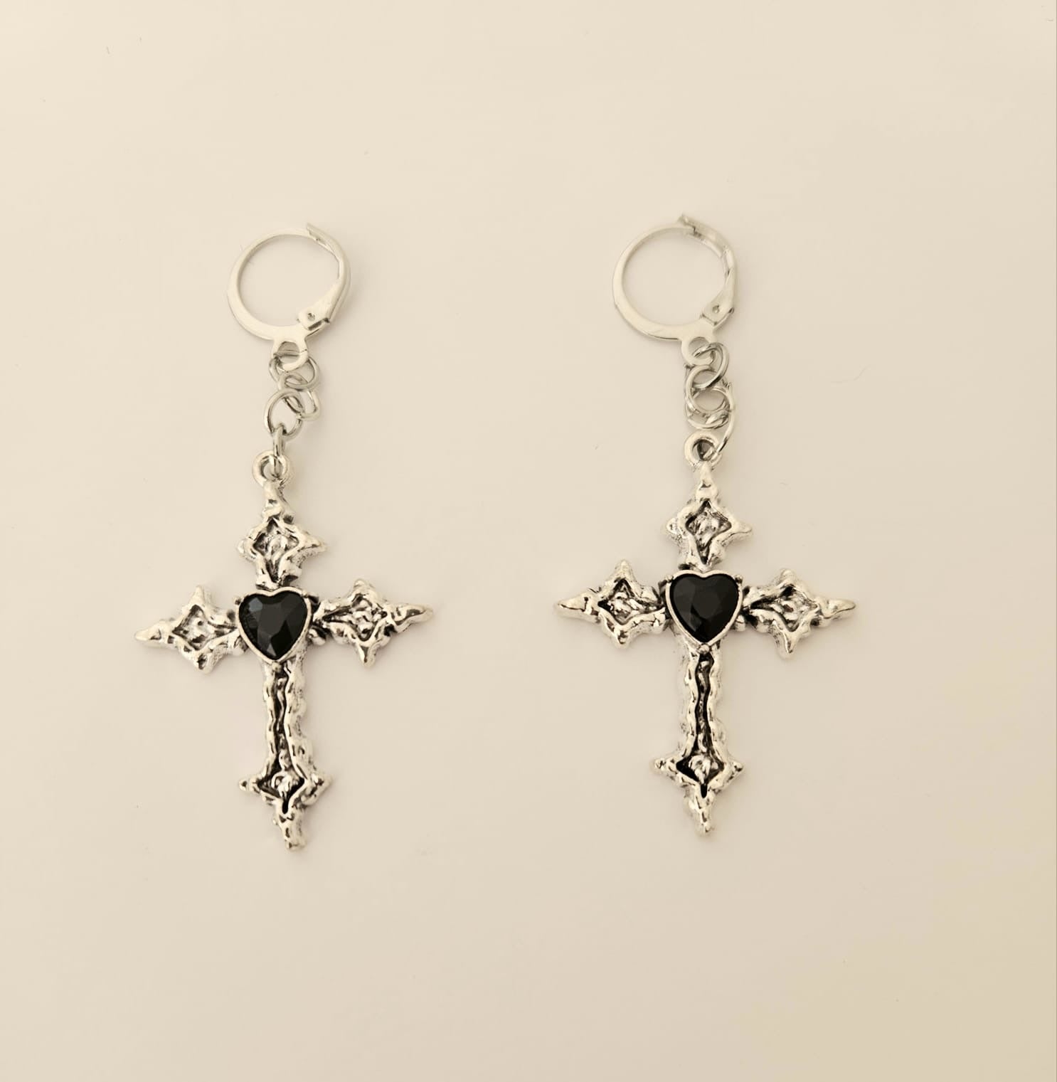 Pendientes góticos de cruces con brillantes corazón negro