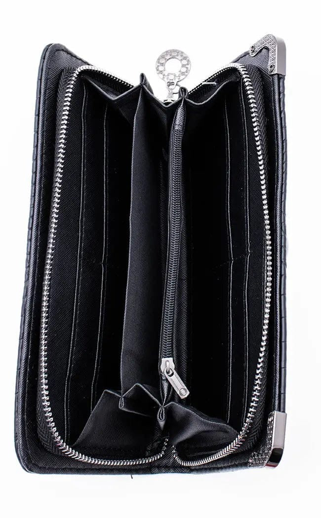 Cartera con calavera grande en relieve