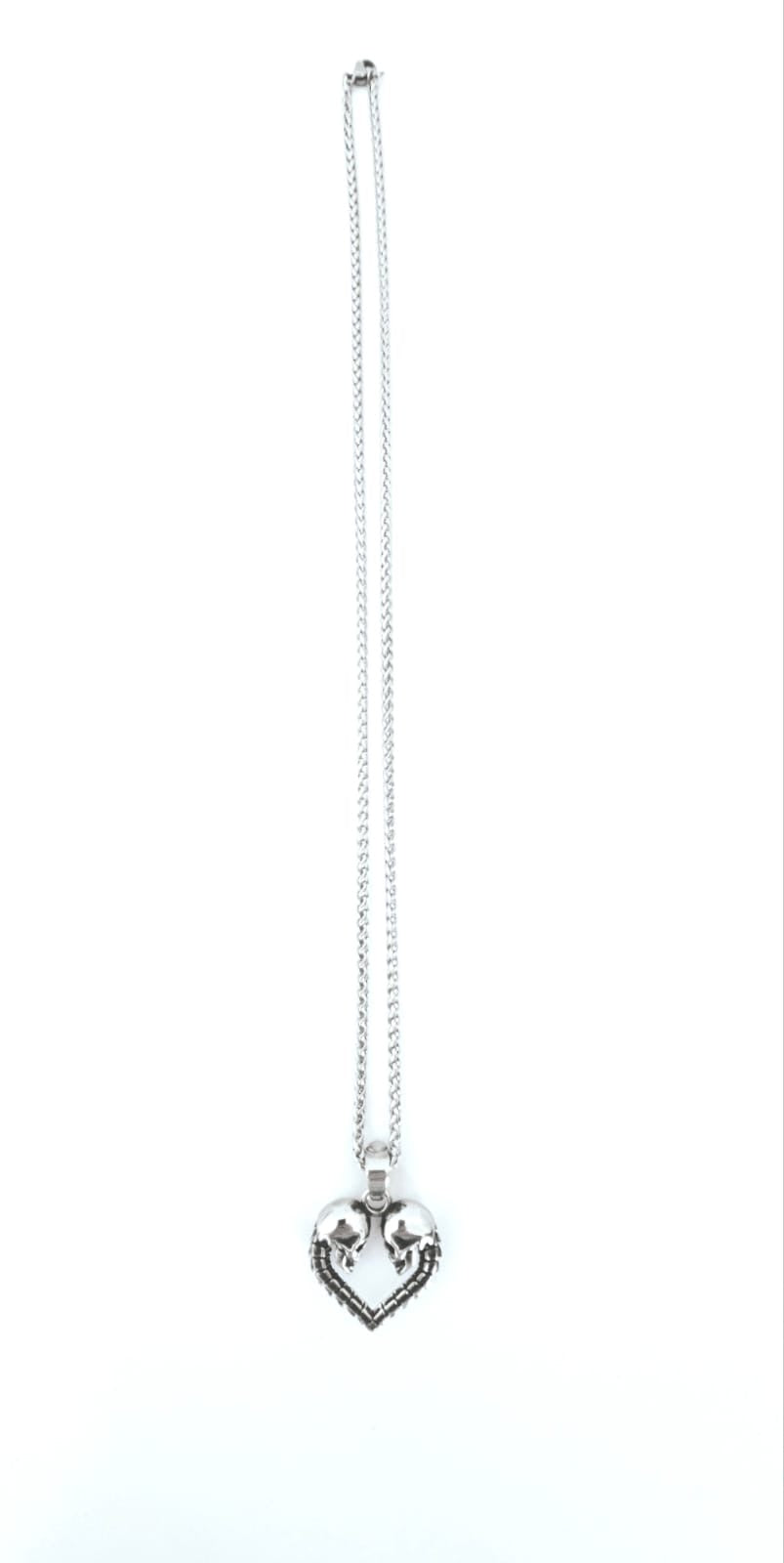 Collar corazón esqueletos.