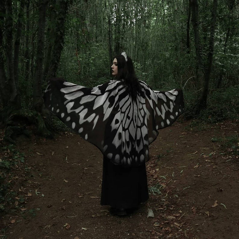 Capa de gasa de seda vegana con alas de mariposa en blanco y negro de CostureroReal