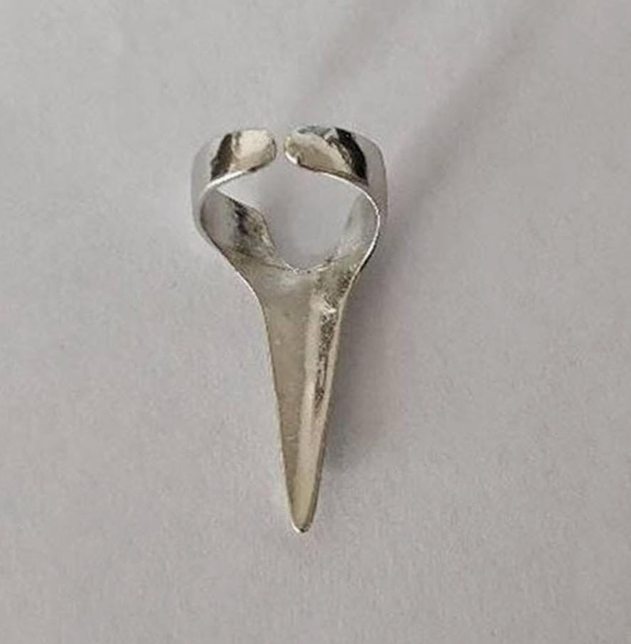 Anillo plateado adaptable garra de dedo