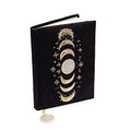 Cuaderno de terciopelo negro con fases lunares