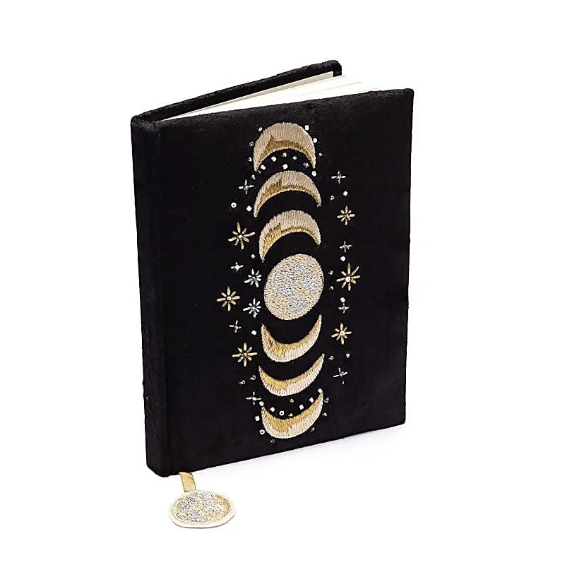 Cuaderno de terciopelo negro con fases lunares