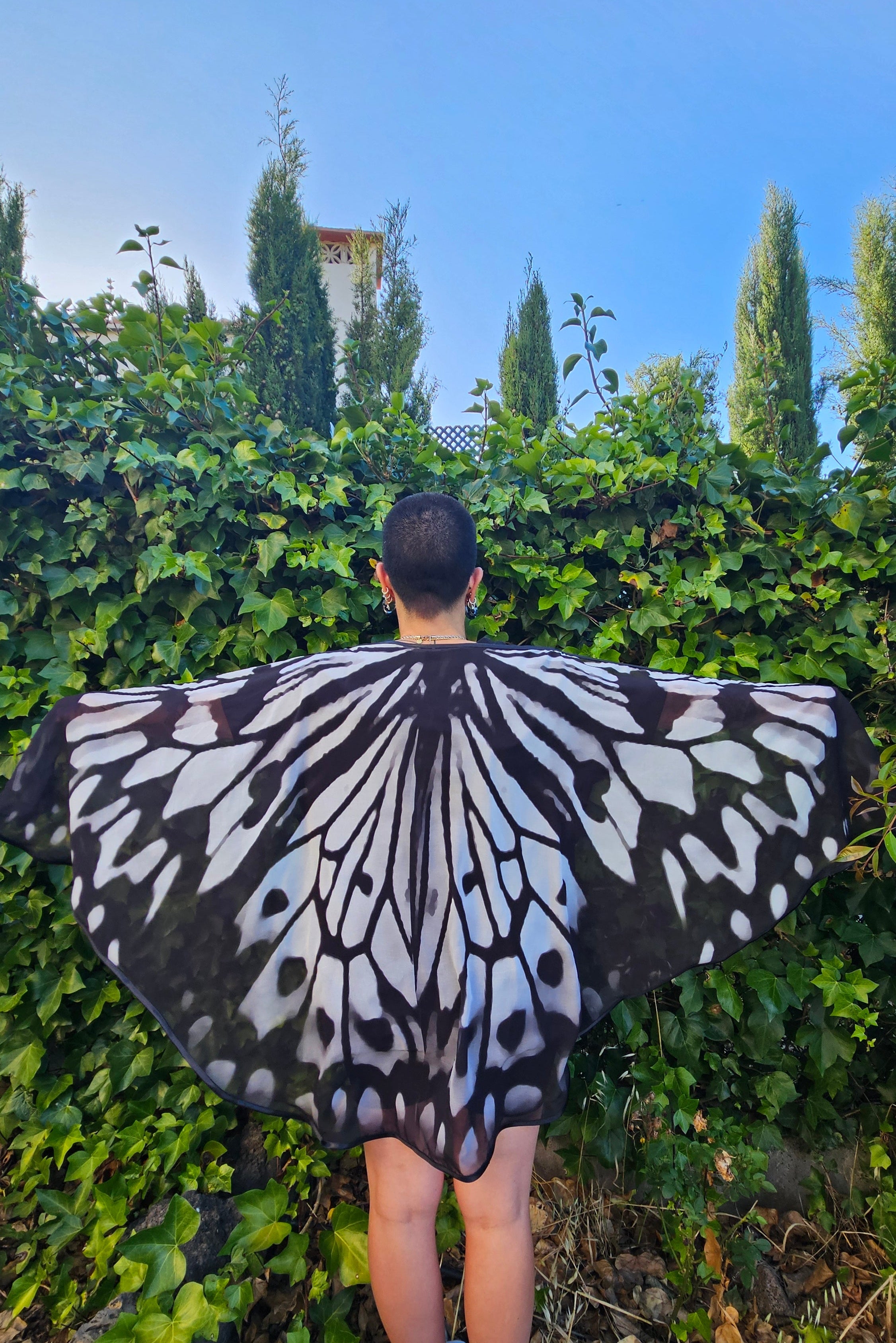 Capa de gasa de seda vegana con alas de mariposa en blanco y negro de Costurero  Real