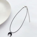 Collar ajustable con luna negra