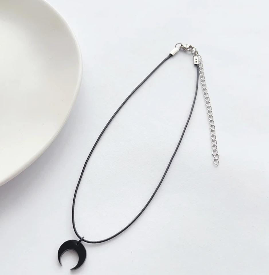 Collar ajustable con luna negra