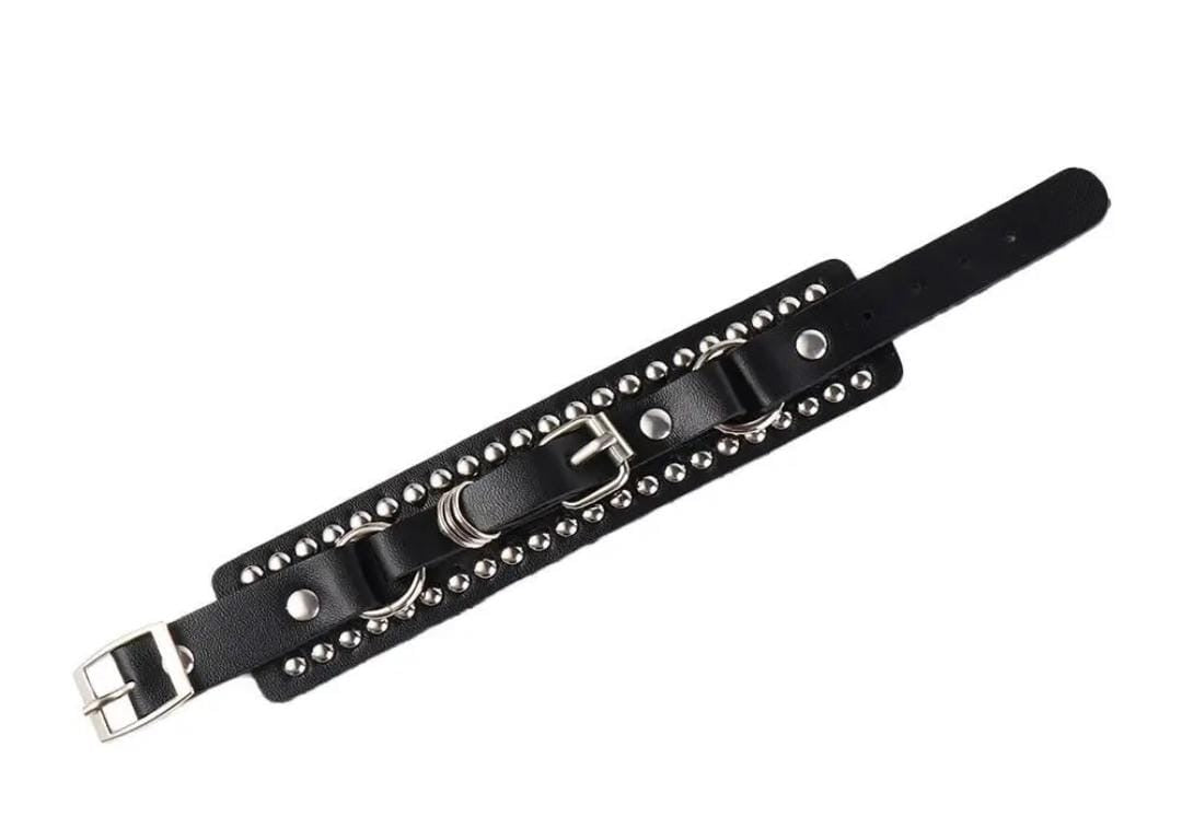 Pulsera adaptable con tachuelas y hebillas