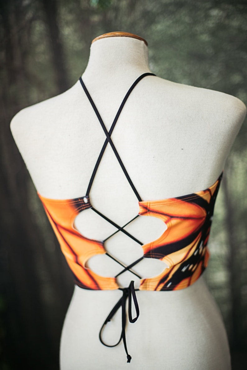 Top de bikini halter con estampado de mariposas de CostureroReal