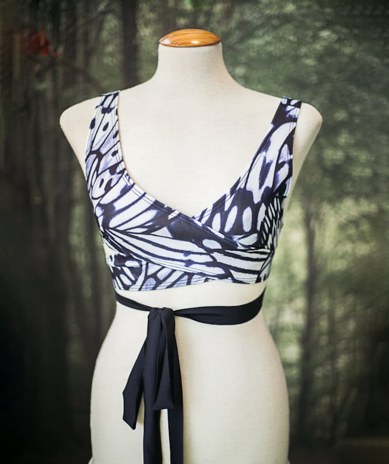 Top bikini mariposa blanca y negra de Costurero Real