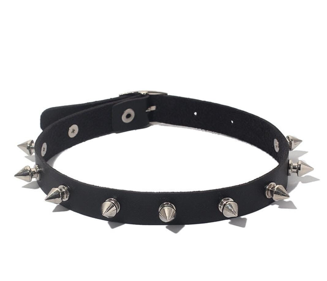 Choker adaptable con tachuelas cónicas
