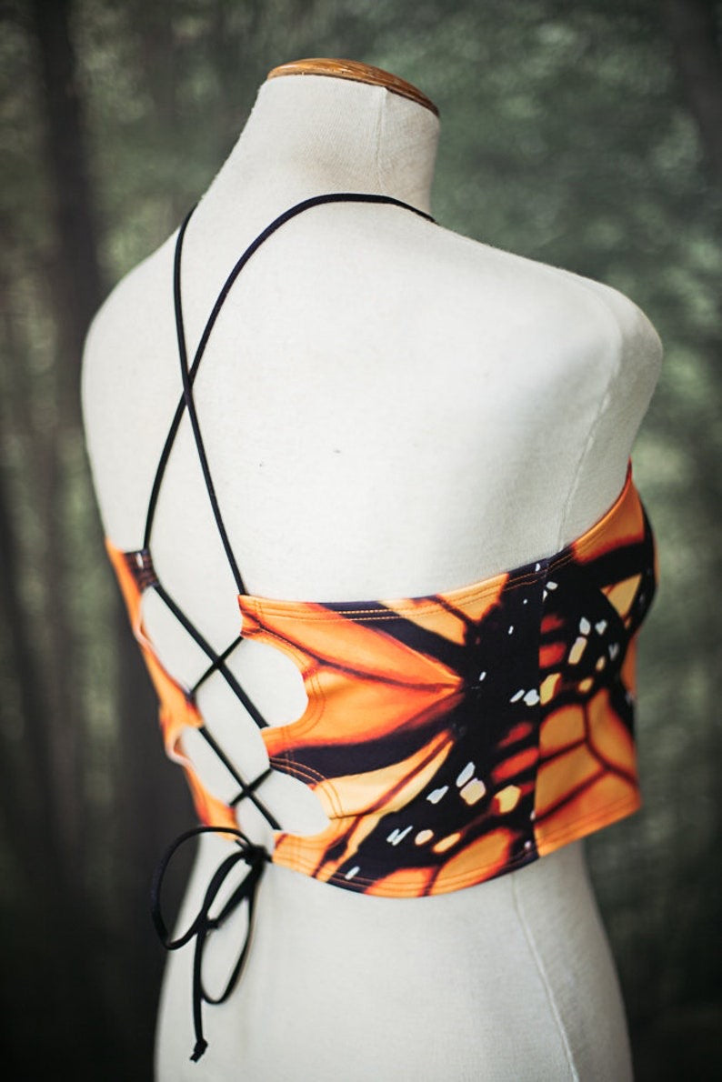 Top de bikini halter con estampado de mariposas de CostureroReal