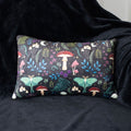 Cojín rectangular de 40 cm con estampado «Dark Forest»