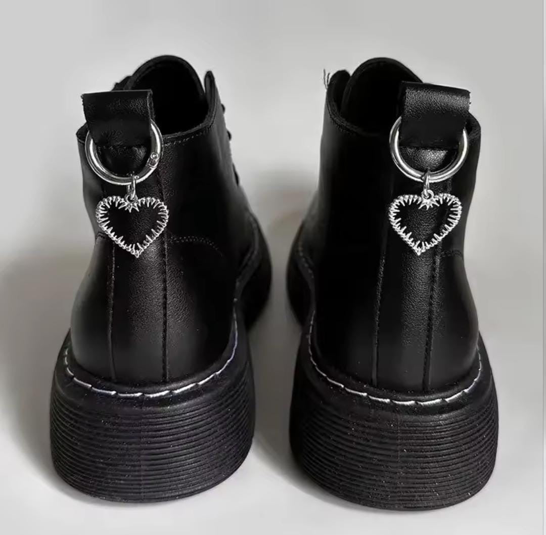 Argollas decoración botas tipo Dr. Martens de corazones punk