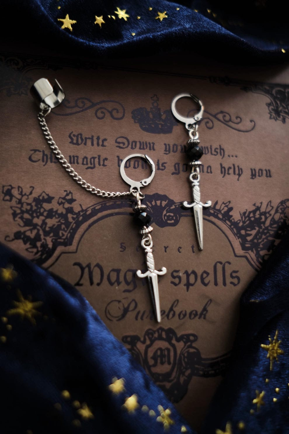Pendientes Sencillos de Espadas con Ear Cuff- Color plata y negro de Nebula x Craft