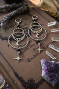 Pendientes Witchy con Lunas Estrellas y Fases Lunares. Color Plateado y negro de Nebula x Craft