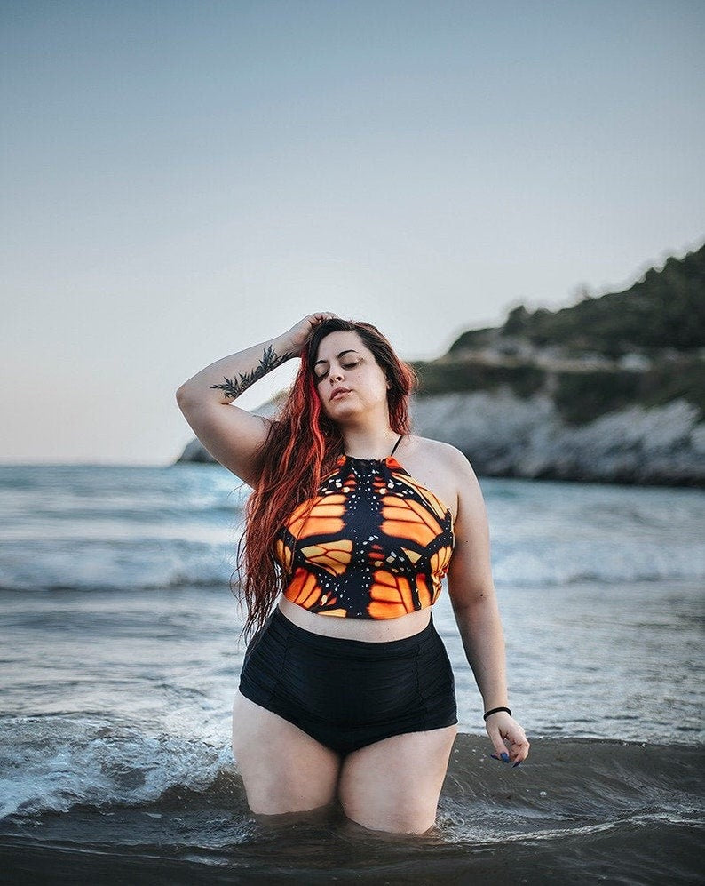 Top de bikini halter con estampado de mariposas de CostureroReal