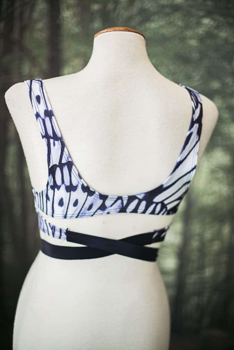 Top bikini mariposa blanca y negra de Costurero Real