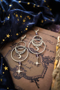 Pendientes Witchy con Lunas Estrellas y Fases Lunares color plateado y morado de Nebula x Craft
