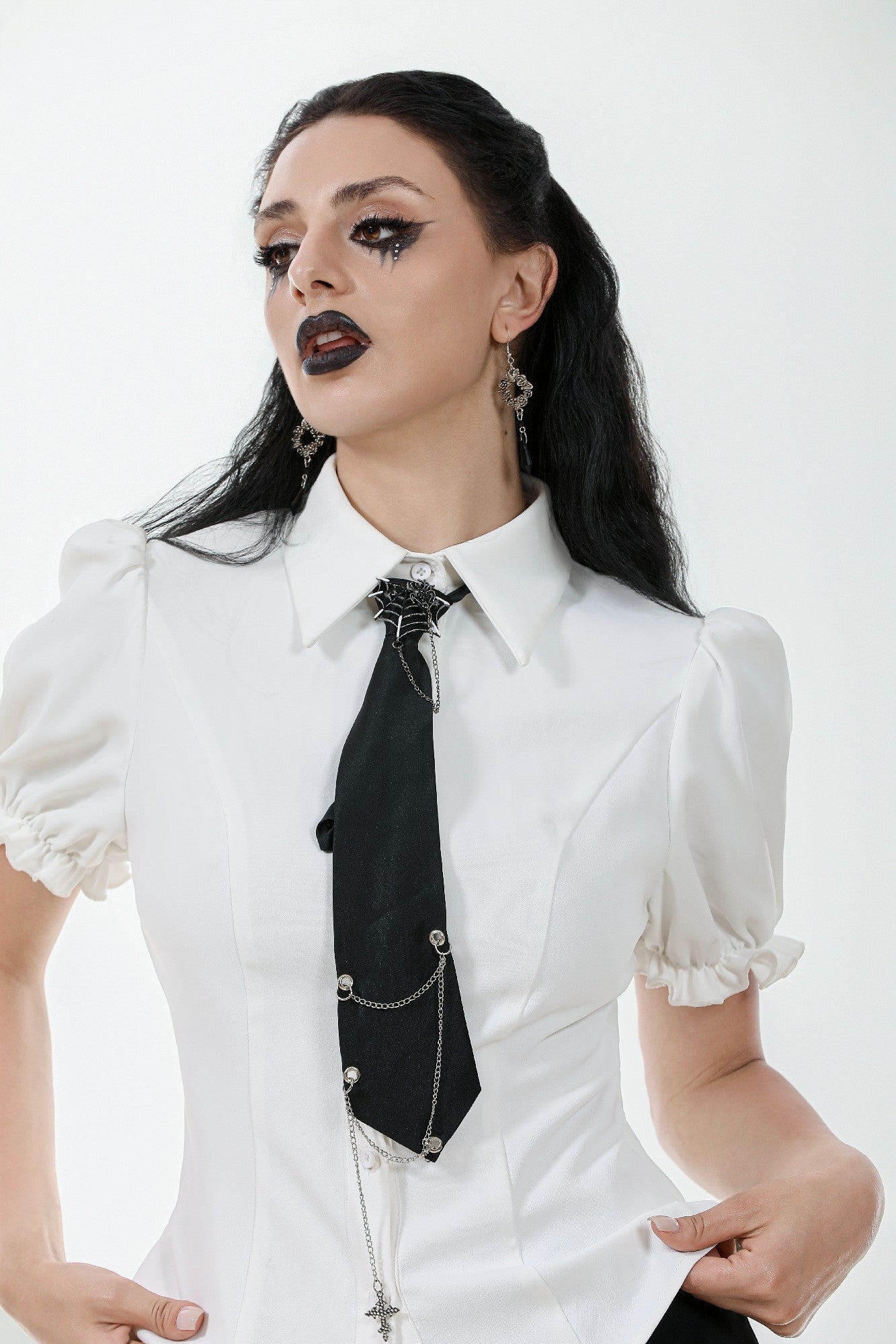 Corbata punk con eslabones de cadena