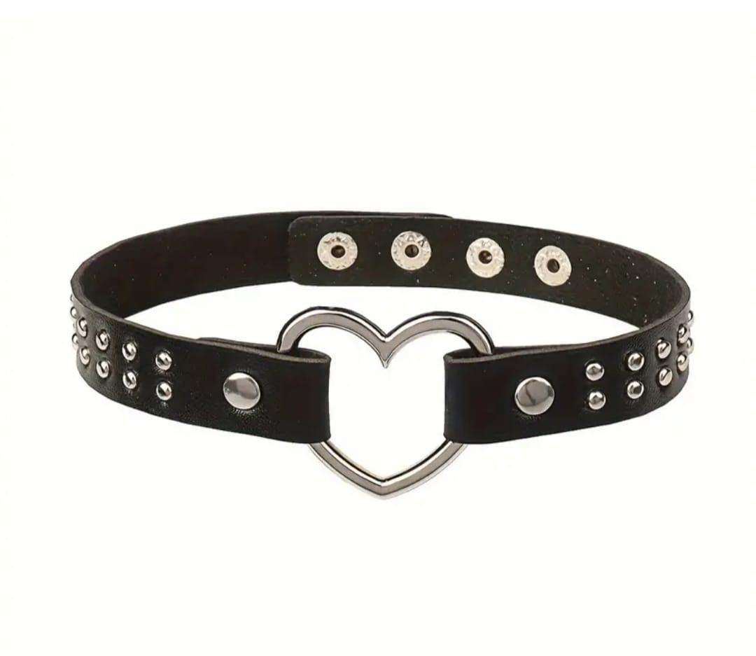 Choker adaptable con corazón y tachuelas