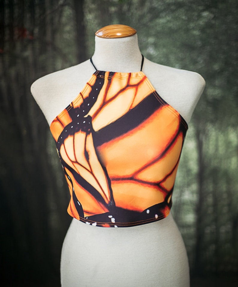 Top de bikini halter con estampado de mariposas de CostureroReal
