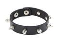 Pulsera adaptable con tachuelas cónicas