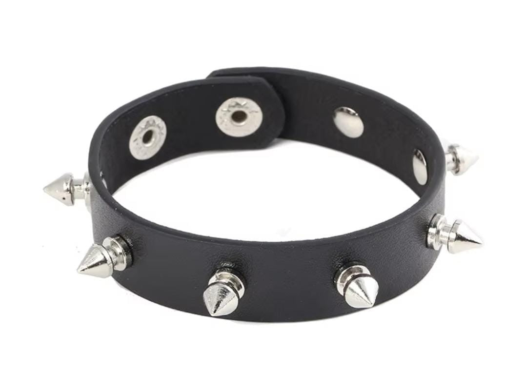Pulsera adaptable con tachuelas cónicas