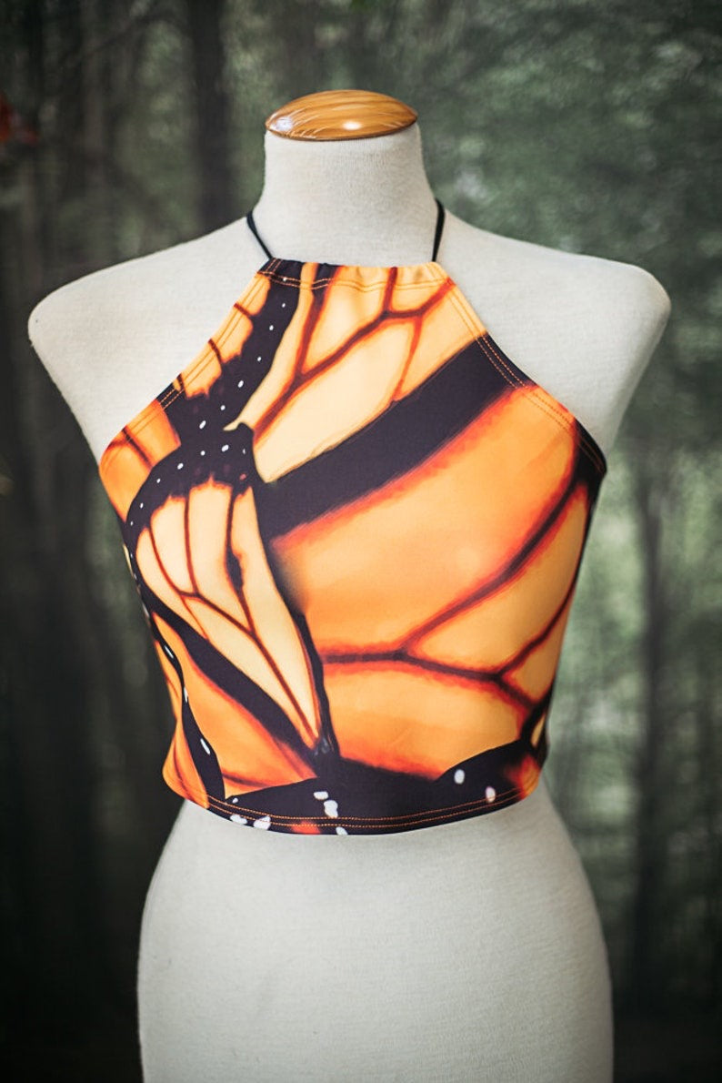 Top de bikini halter con estampado de mariposas de CostureroReal