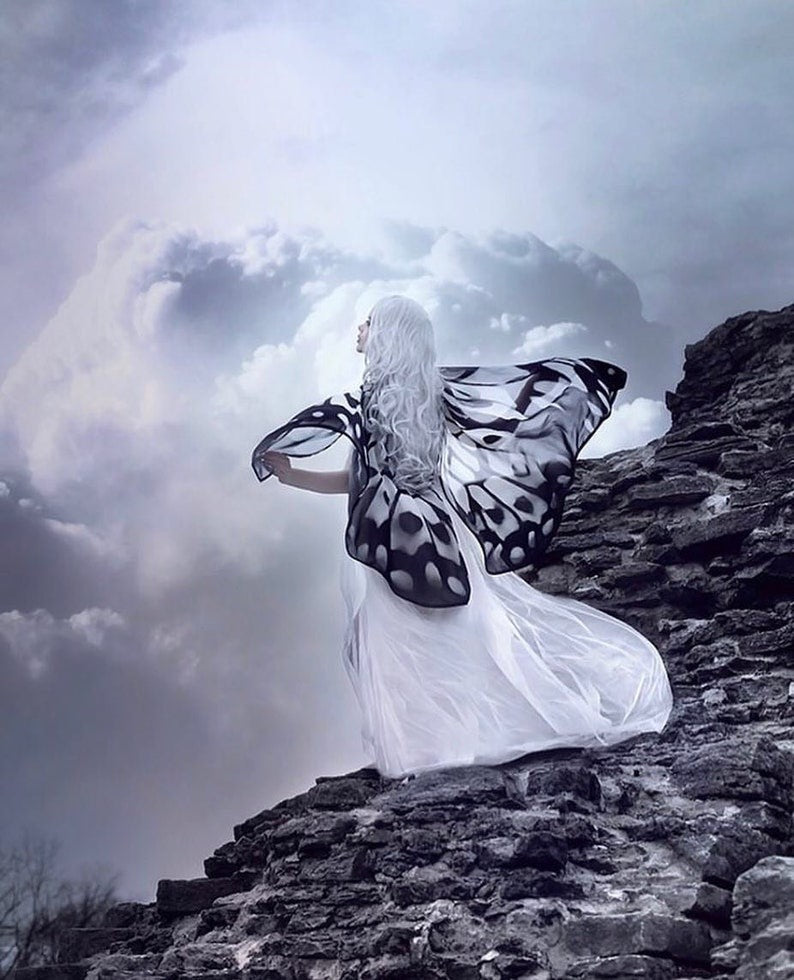 Capa de gasa de seda vegana con alas de mariposa en blanco y negro de CostureroReal