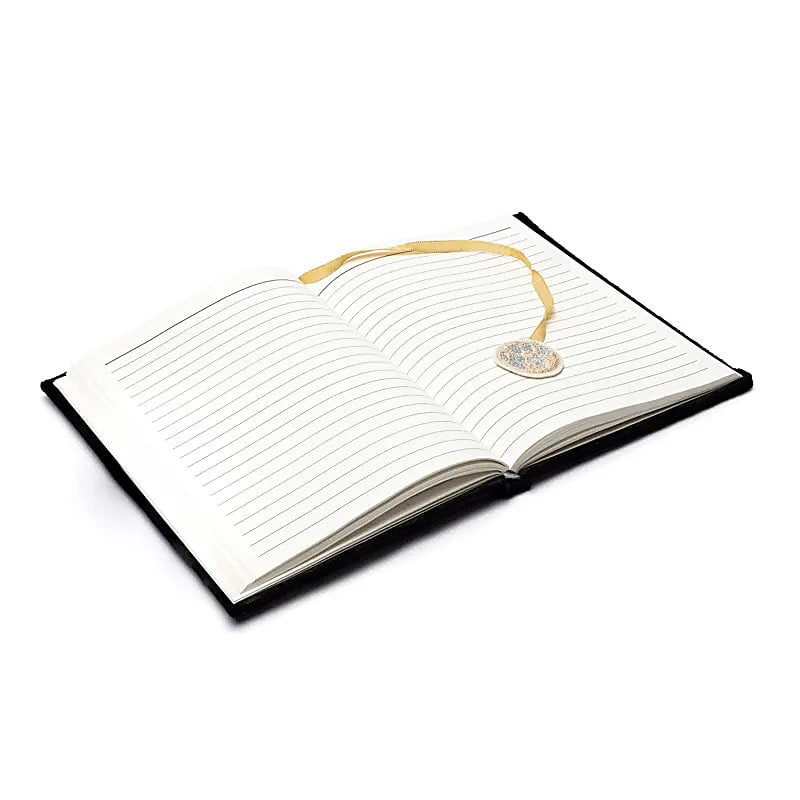 Cuaderno de terciopelo negro con fases lunares