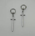Pendientes argolla con espada colgando