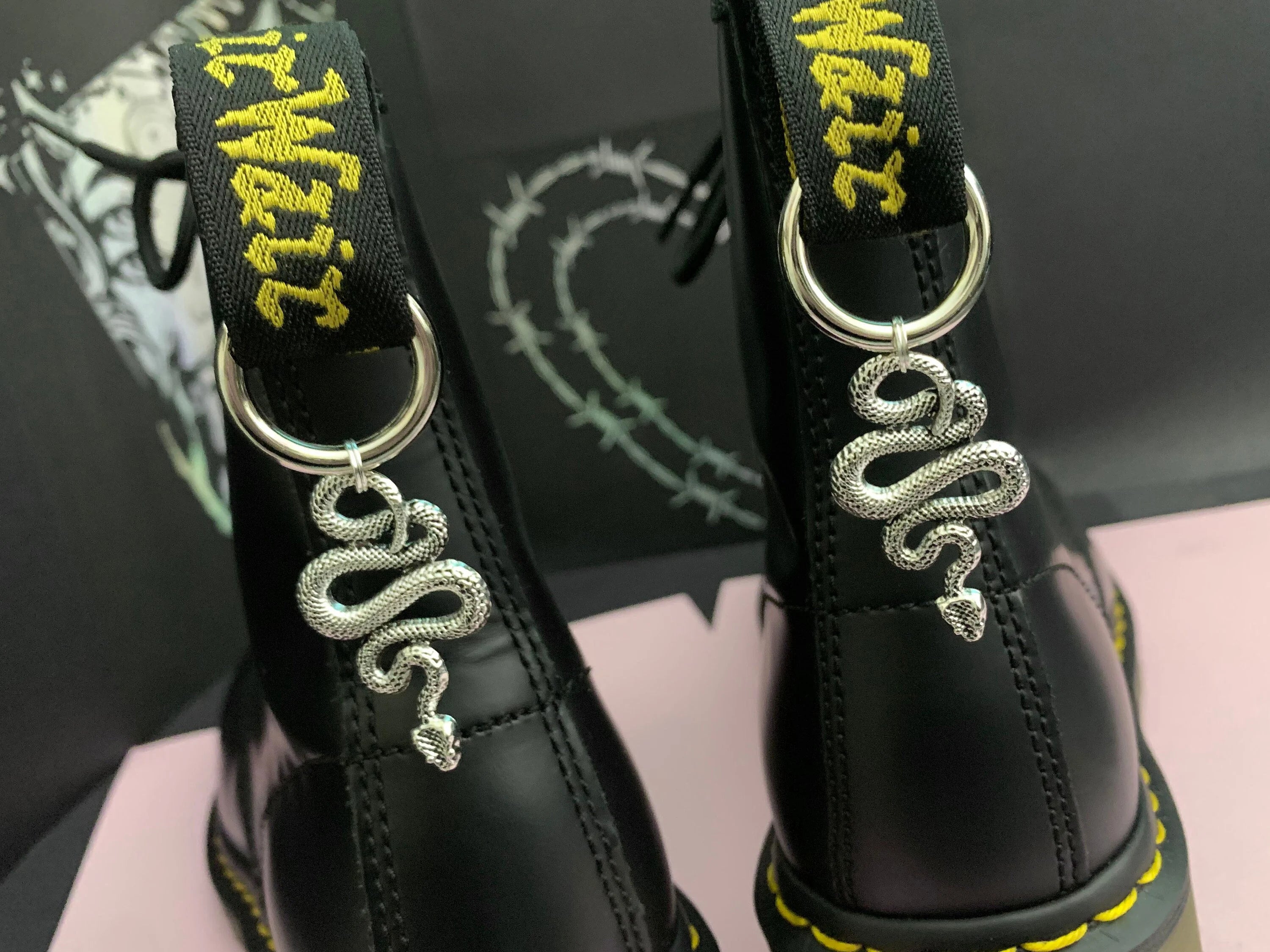 Argollas de decoración botas tipo Dr Martens de serpiente