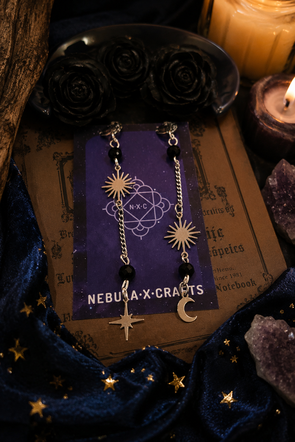 Pendientes Desparejos Luna y Estrella, Aretes Largos Celestiales color plateado y negro de Nebula x Craft