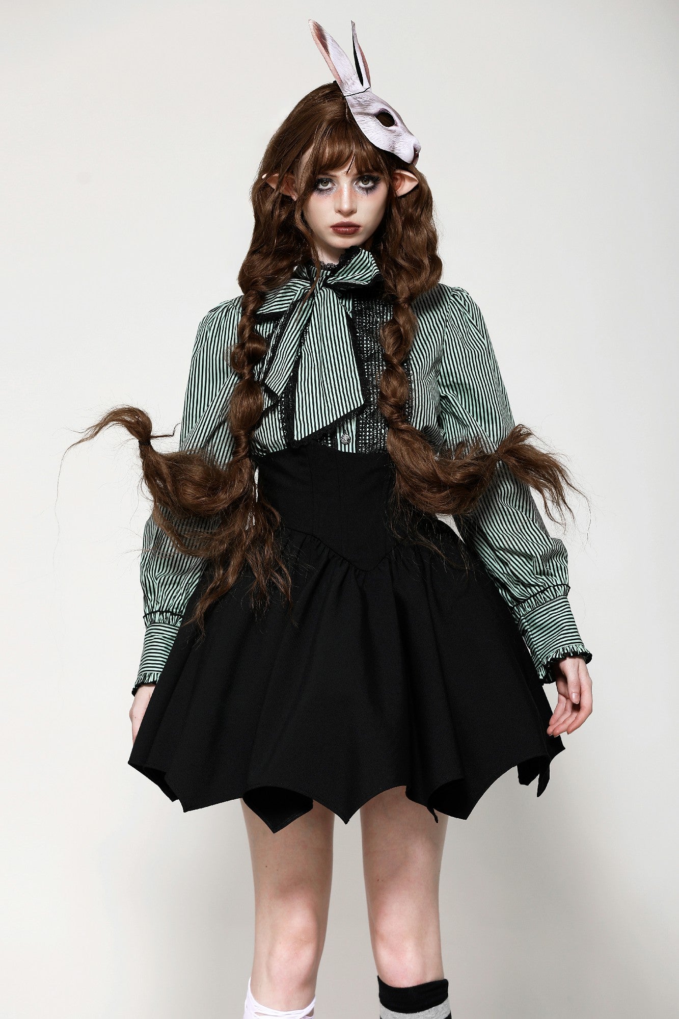 Falda negra minimalista de talle alto y mangas murciélago