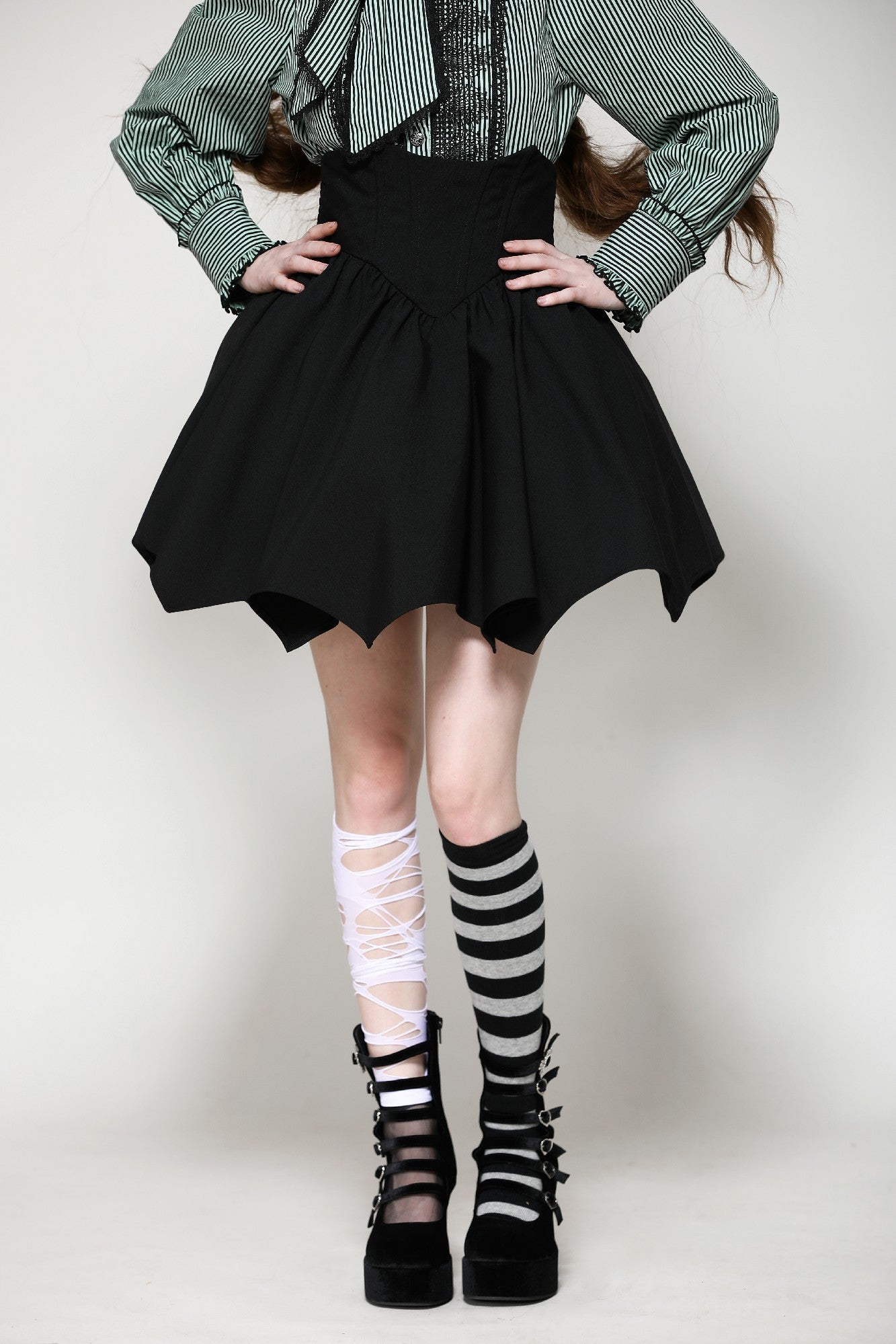 Falda negra minimalista de talle alto y mangas murciélago