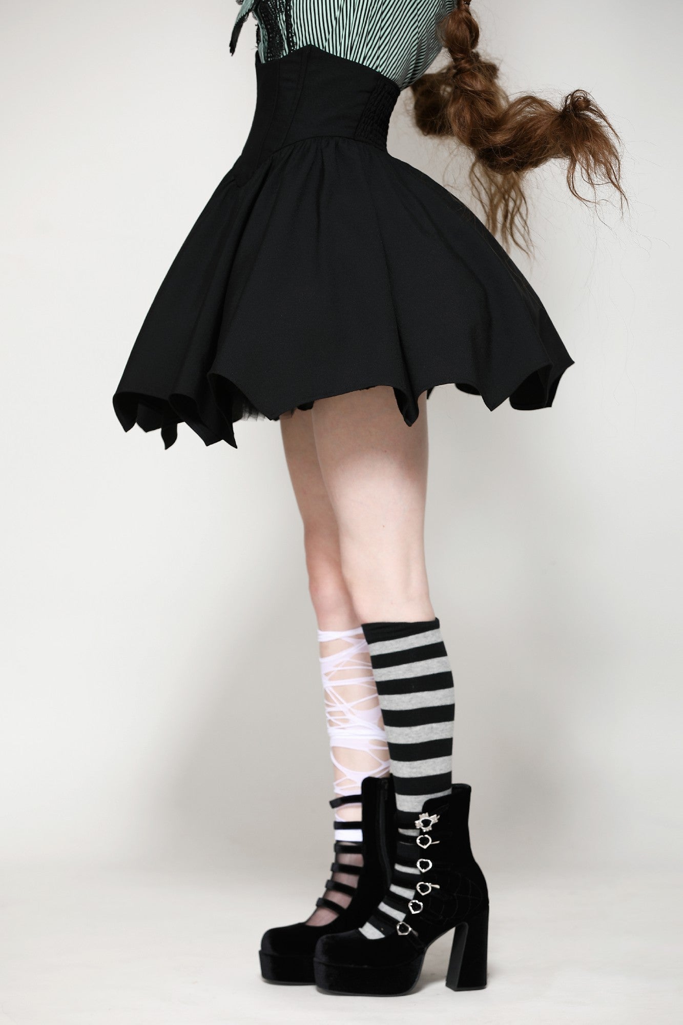 Falda negra minimalista de talle alto y mangas murciélago