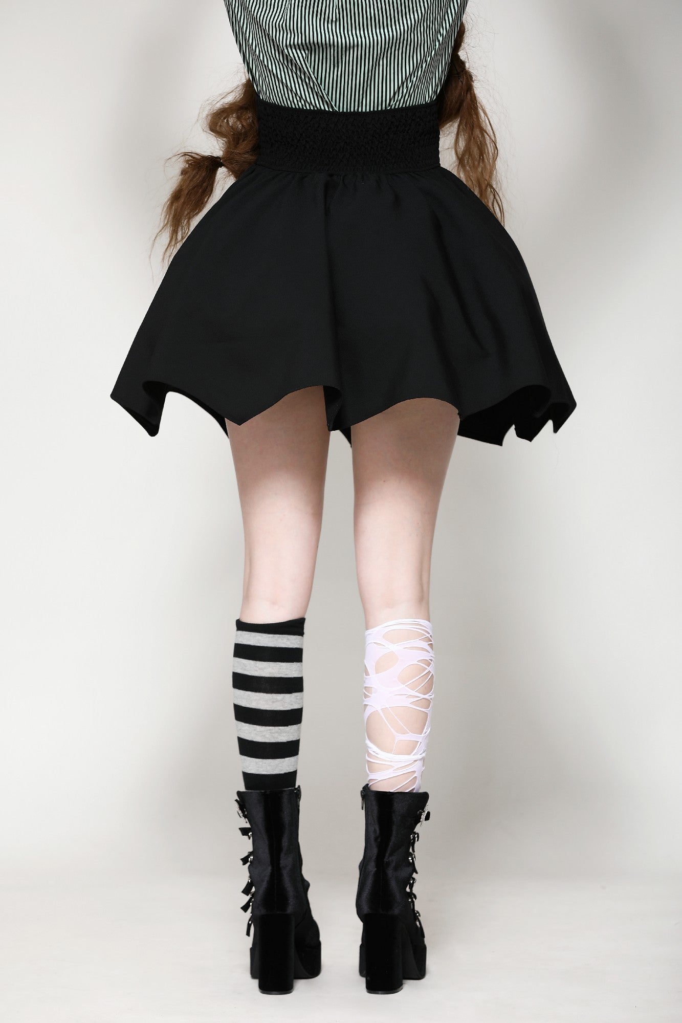 Falda negra minimalista de talle alto y mangas murciélago