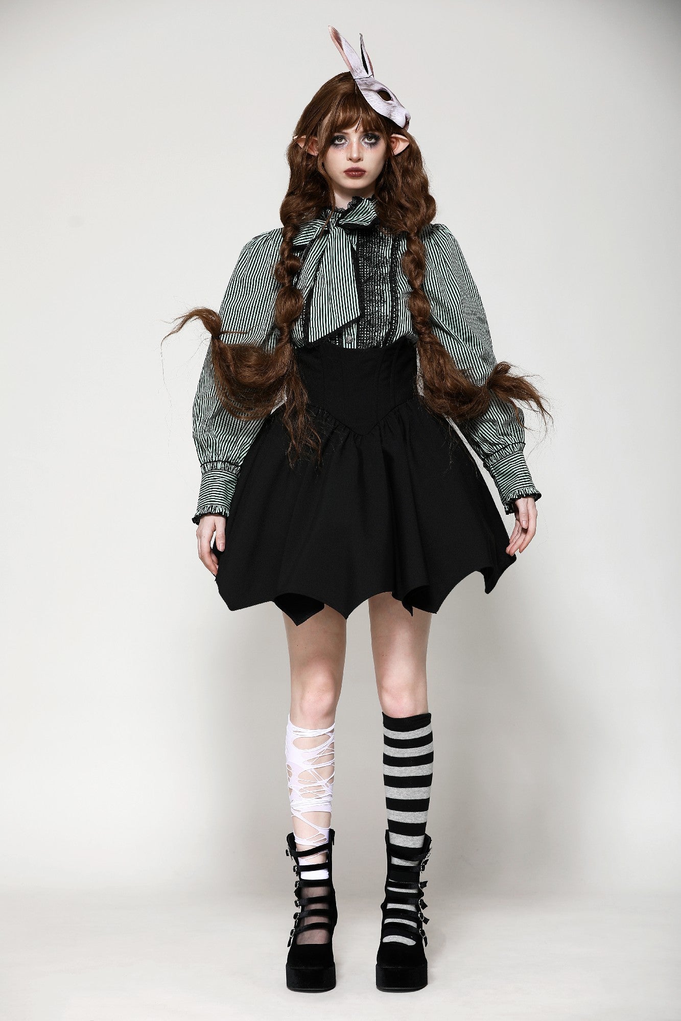 Falda negra minimalista de talle alto y mangas murciélago