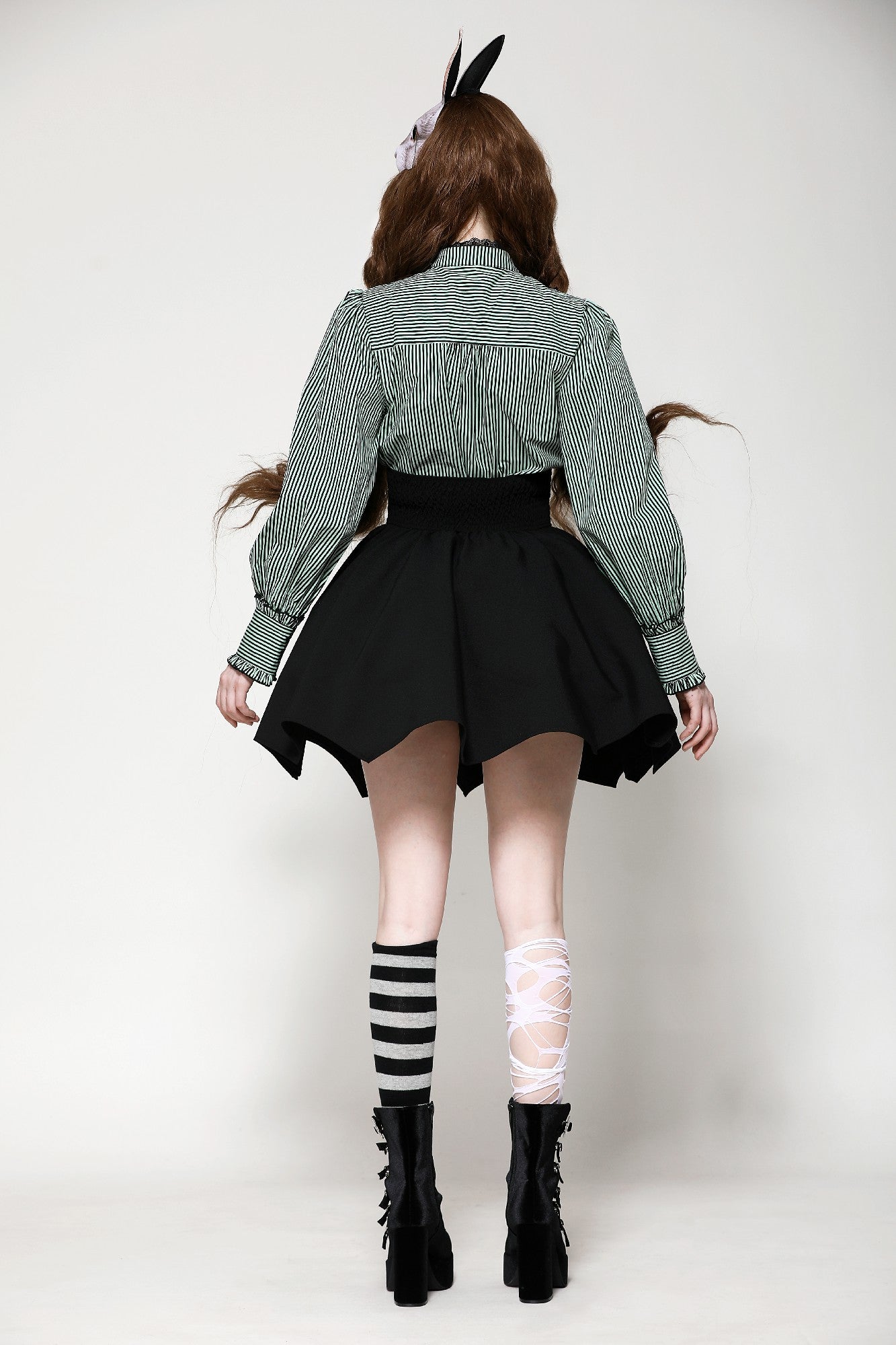 Falda negra minimalista de talle alto y mangas murciélago