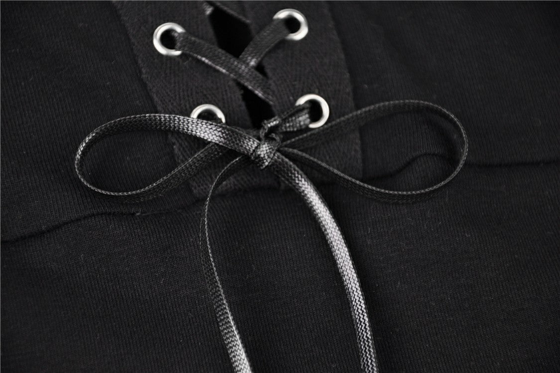 Camiseta punk con cordones en la parte delantera, hombros descubiertos y manga larga de rejilla.