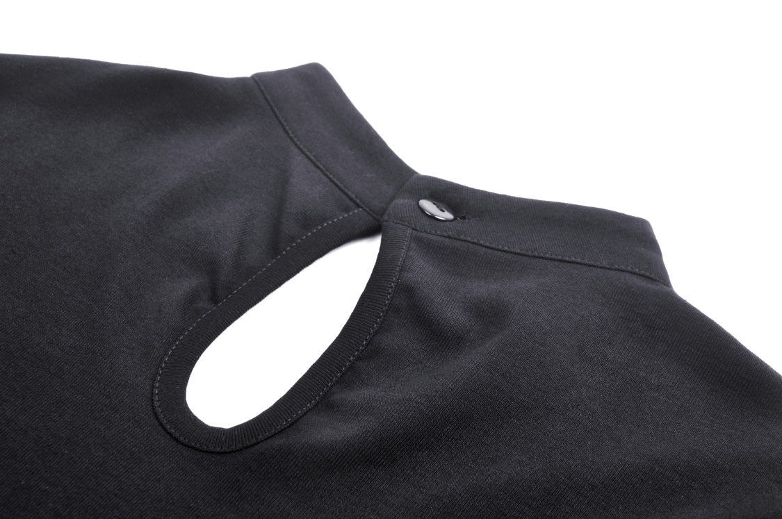 Camiseta punk rock con cordones y hombros descubiertos