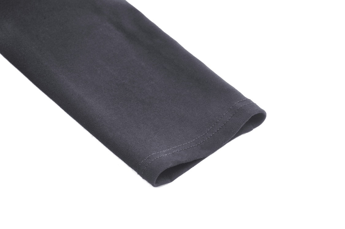 Camiseta punk rock con cordones y hombros descubiertos